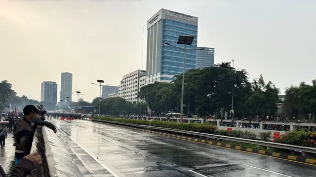 Massa demo gedung DPR bergerak ke dalam ruas Tol Dalam kota dan melakukan pemblokiran Jalan. Kendaraan pun akhirnya terhenti dan tidak bisa bergerak. (Liputan6/Ady Anugrahadi)