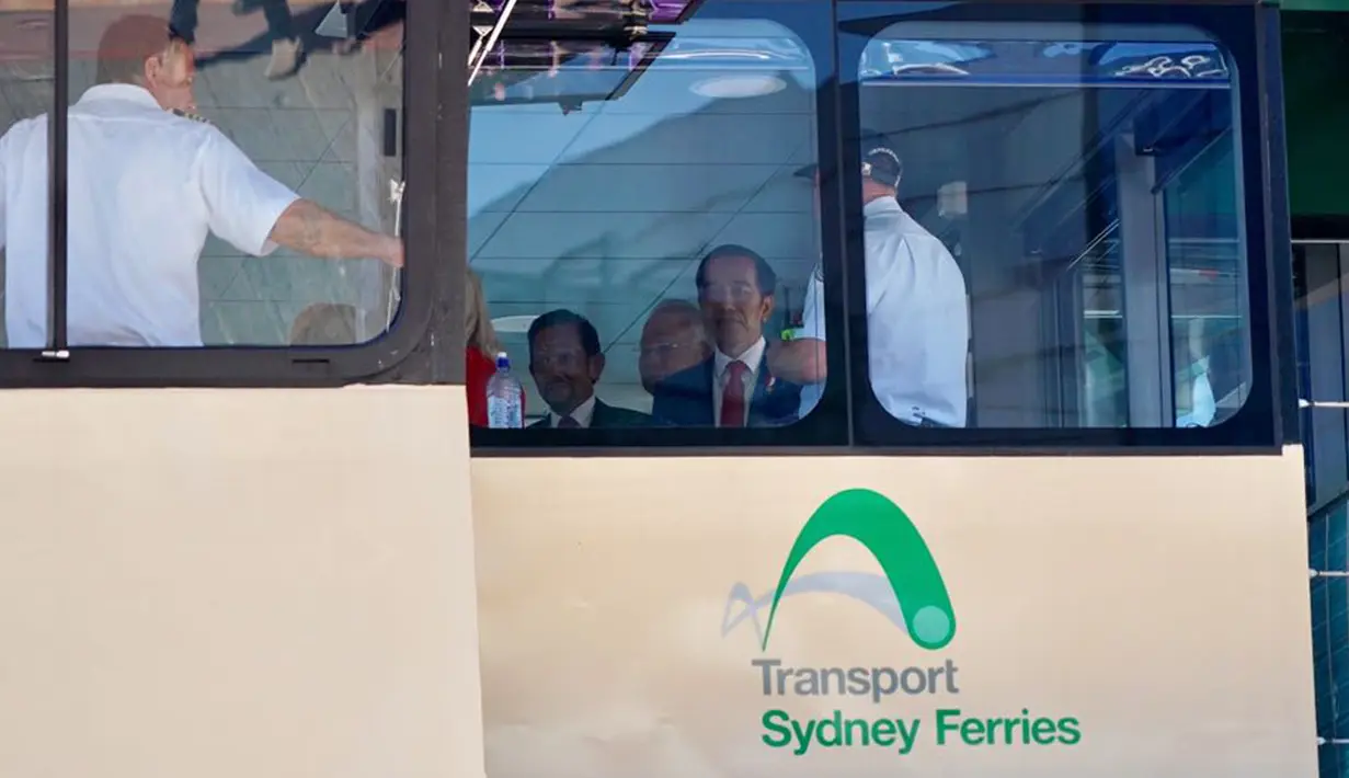 Presiden Joko Widodo (Jokowi) menaiki kapal Victor Chang menuju Sydney Harbour untuk santap siang di Admiralty House Sydney seusai menghadiri sesi pleno ASEAN-Australia Special Summit 2018, Minggu (18/3). (Liputan6.com/Pool/Biro Pers Setpres)