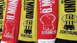 Pernak-pernik suporter Borussia Dortmund dan Bayern Muenchen.
