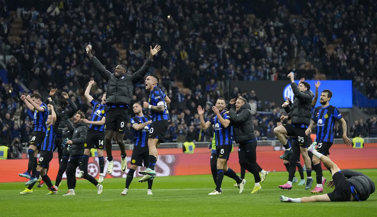 Para pemain Inter Milan merayakan kemenangan atas Juventus pada laga pekan ke-23 Serie A 2023/2024 di Giuseppe Meazza, Senin (05/02/2024). (AP Photo/Antonio Calanni)