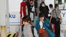 Penumpang yang terdampar semalam di Bandara Internasional Kansai karena topan Jebi tiba dengan menggunakan kapal di pelabuhan Kobe, Rabu (5/9). Terjangan topan Jebi yang dahsyat membuat Bandara Kansai di Osaka, Jepang ditutup sementara. (AFP/JIJI PRESS)