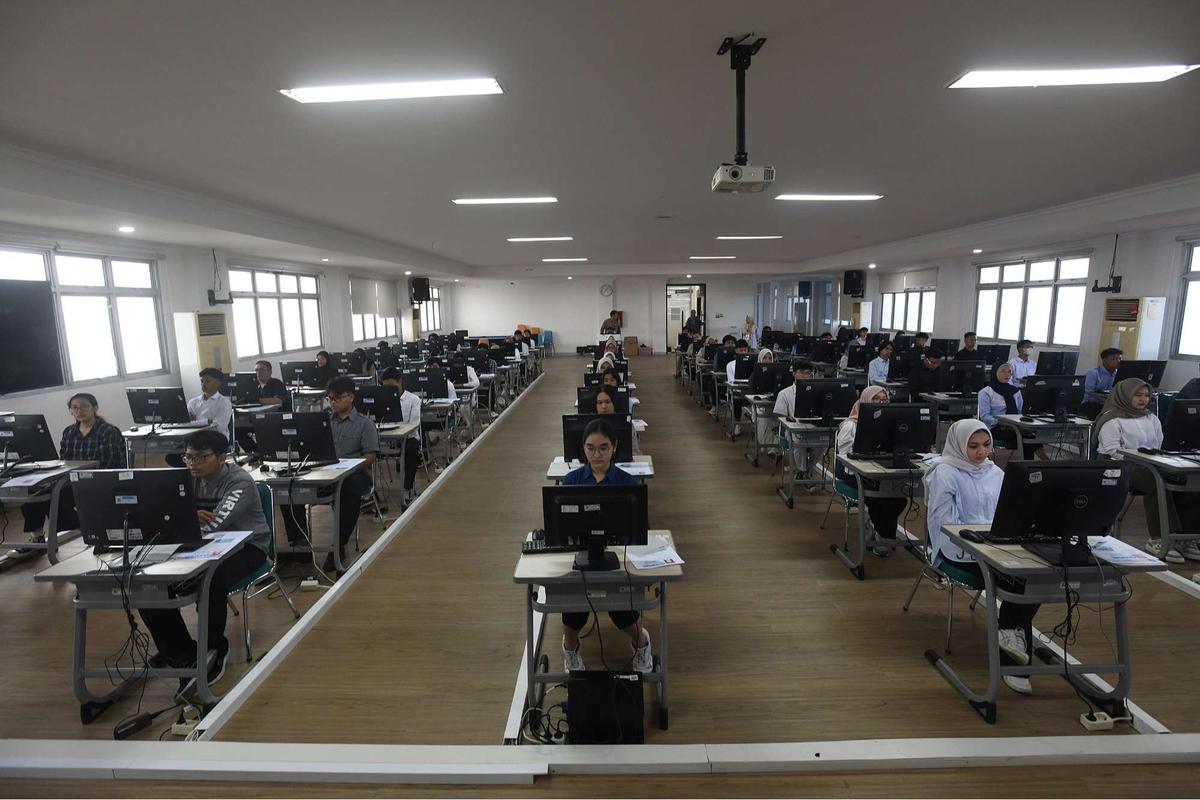 Peserta mengikuti UTBK-SNBT di Kampus UPN Veteran