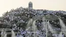 Kabut air disemprotkan ke jemaah haji saat mereka berdoa di bukit berbatu yang dikenal sebagai Gunung Rahmat di Dataran Arafah selama ibadah haji tahunan dekat Kota Suci Makkah, Arab Saudi, Selasa (27/6/2023). Sekitar dua juta jemaah berkumpul di Kota Suci Makkah untuk haji terbesar sejak pandemi virus corona COVID-19 yang sangat membatasi akses ke salah satu dari lima rukun Islam tersebut. (AP Photo/Amr Nabil)