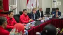 Sekjen DPP PDIP Hasto Kristiyanto (tengah) memberi sambutan saat menerima kunjungan delegasi Partai Konservatif Inggris di Kantor DPP PDIP, Jakarta, Selasa (19/2). PDIP belajar tentang fenomena hoaks jelang memorandum Brexit. (Liputan6.com/Faizal Fanani)