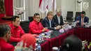 Sekjen DPP PDIP Hasto Kristiyanto (tengah) memberi sambutan saat menerima kunjungan delegasi Partai Konservatif Inggris di Kantor DPP PDIP, Jakarta, Selasa (19/2). PDIP belajar tentang fenomena hoaks jelang memorandum Brexit. (Liputan6.com/Faizal Fanani)