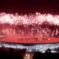 Suasana pesta kembang api saat pembukaan Asian Games di SUGBK, Jakarta, Sabtu, (18/8/2018). Pesta kembang api membuat langit Jakarta semakin gemerlap. (Bola.com/Peksi Cahyo)