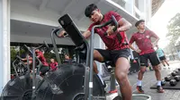 Pemain Timnas Indonesia U-20, Arkhan Kaka melakukan latihan fisik di GBK Empire Fit Club, Senayan, Jakarta, Rabu (15/05/2024). (Bola.com/Bagaskara Lazuardi)