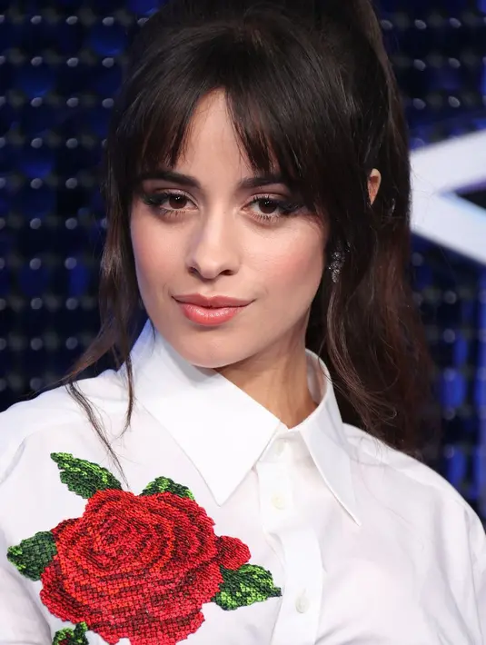 Layered bang bisa ditata sesuka hati. Poni ini bisa dibaurkan dengan mudah ke sisi rambut lainnya dan memiliki banyak panjang yang berbeda.