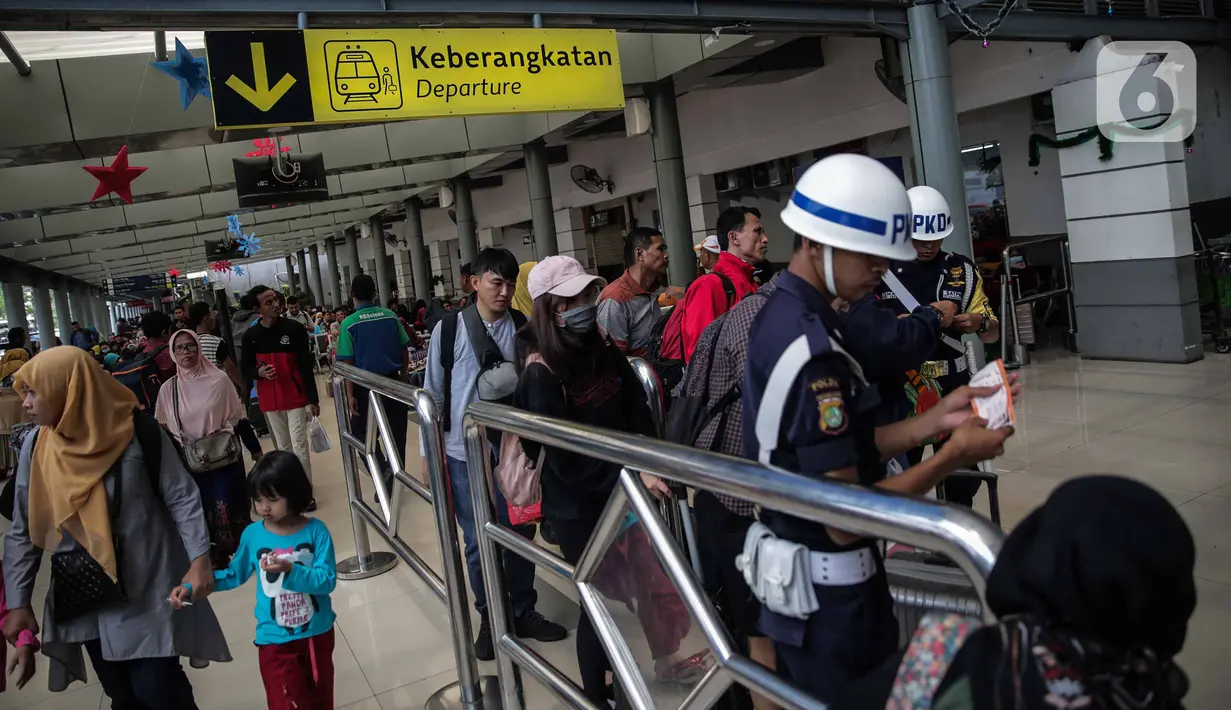 Petugas memeriksa tiket calon penumpang di Stasiun Pasar Senen, Jakarta, Jumat (20/12/2019). PT KAI Daop I Jakarta akan memberangkatkan 8 kereta tambahan dari Stasiun Gambir dan 5 dari Stasiun Pasar Senen mengantisipasi lonjakan penumpang jelang Natal dan Tahun Baru. (Liputan6.com/Faizal Fanani)