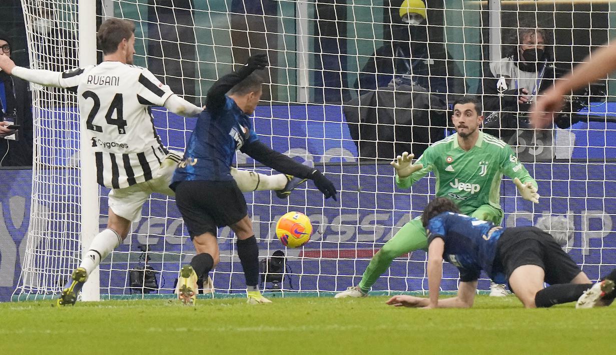 Di masa perpanjangan waktu, Inter Milan berhasil comeback untuk berbalik unggul 2-1 lewat gol Alexis Sanchez pada menit 120. (AP/Luca Bruno)