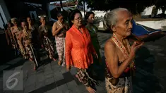 Sejumlah abdi dalem mengikuti prosesi numplak wajik di keraton Kesultanan Yogyakarta, (4/7).Numplak wajik di selenggrakan untuk memulai proses pembuatan Gunungan yang akan di perebutkan pada hari raya idul fitri.(Boy Harjanto)