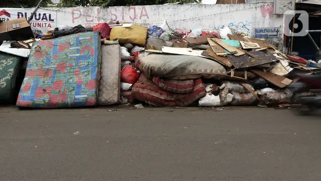 Pascabanjir, Tumpukan Sampah Menggunung di Kawasan Kembangan