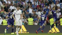Pemain Real Madrid Gareth Bale tertunduk lesu usai pemain Real Valladolid Sergi Guardiola mencetak gol penyeimbang pada pekan kedua Liga Spanyol di Santiago Bernabeu, Minggu (25/8/2019) dini hari WIB. Laga berakhir 1-1. (AP Photo/Paul White)