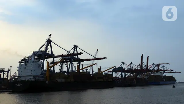 Bongkar muat peti kemas di Pelabuhan Tanjung Priok
