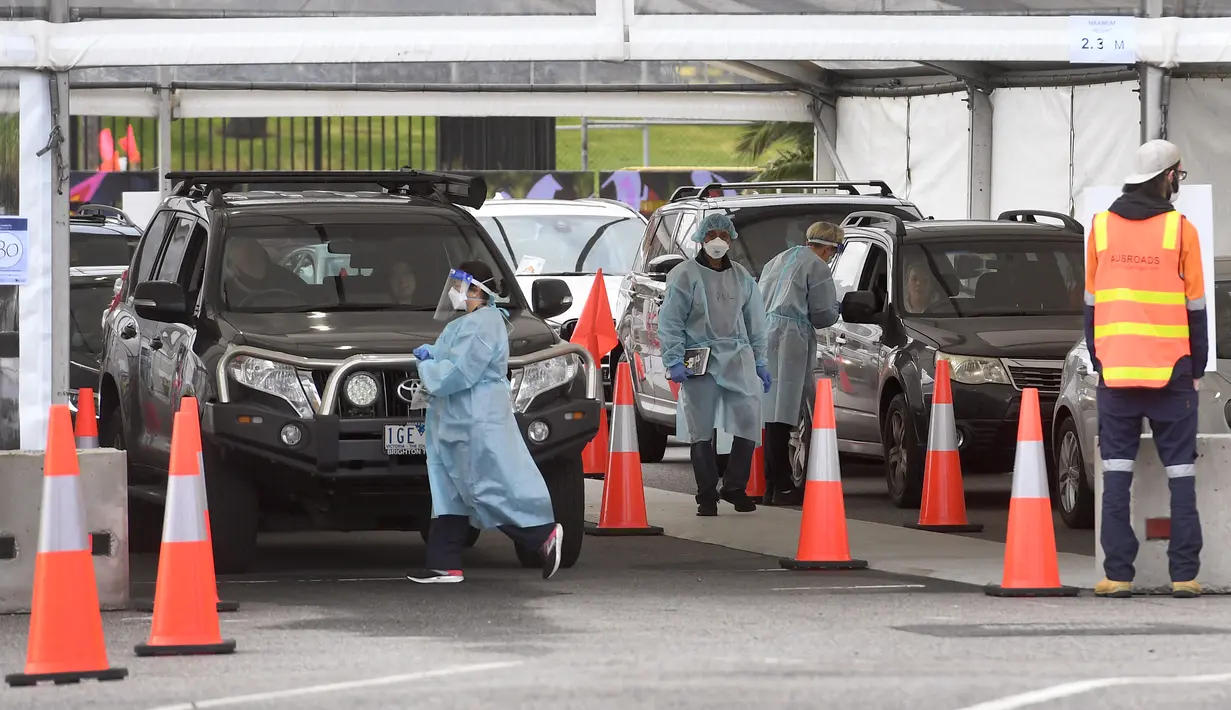 Kendaraan warga mengantre untuk tes virus corona Covid-19 di pinggiran Melbourne St Kilda (18/8/2021). Melbourne tengah meredam lonjakan Covid-19 varian Delta. (AFP/ William West)