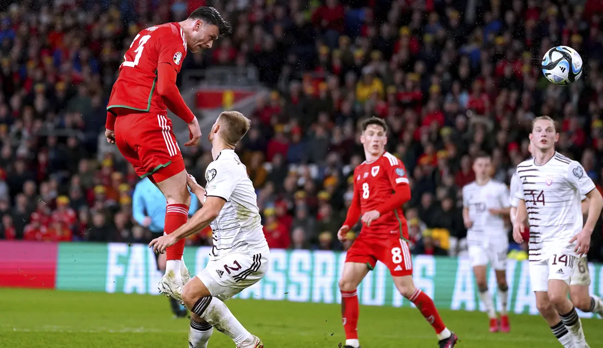 <p>Gol semata wayang Wales dicetak Kieffer Moore di menit ke-41 berkat assist Daniel James. (David Davies/PA via AP)</p>