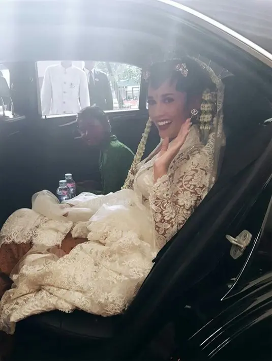 Setelah tiga tahun menjanda, Titi Rajo Bintang kini dipersunting Adrianto Djokosoetono, direktur perusahaan taksi terkemuka. Dalam fotonya, Titi terlihat cantik dengan busana jawa. (Instagram/bumiauw)