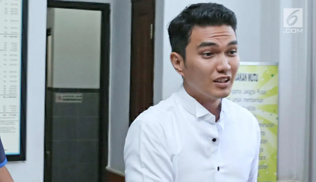 Aktris Aldi Taher memberi keterangan usai menjalani sidang perdana perceraian dengan Georgia Aisyah di Pengadilan Agama Jakarta Pusat, Senin (20/11). (Liputan6.com/Herman Zakharia)
