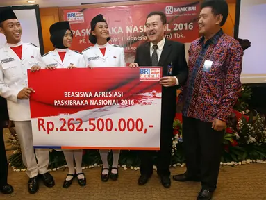 Direktur Human Capital dan Asset Management BRI, Randi Anto (kedua kanan) secara simbolis menyerahkan Beasiswa Apresiasi Paskibraka Nasional 2016 di Gedung BRI, Jakarta (18/08).  Bank BRI memberikan Beasiswa senilai Rp.262.500.000,- (Liputan6.com)