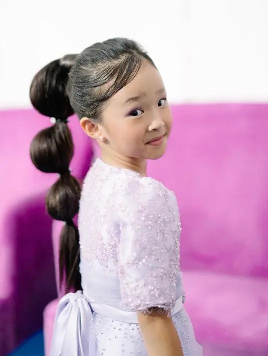 Atau bisa juga tiru gaya rambut Ballon Ponytail seperti potret Thalia kala merayakan ulang tahun ini.  (Instagram/thaliaputrionsu).