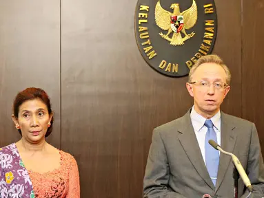 Duta Besar Rusia untuk Indonesia Mikhail Galuzin (kanan) saat memberikan keterangan pers terkait kerja sama Indonesia-Rusia, Jakarta, Rabu (21/10/2015). Rusia dan Indonesia akan membentuk Satgas Illegal Fishing (Liputan6.com/Immanuel Antonius)