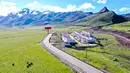 Foto dari udara yang diabadikan pada 14 Juni 2020 ini memperlihatkan area relokasi di samping Jalan Raya Nasional No. 317 di Qamdo, Daerah Otonom Tibet, China barat daya. (Xinhua/Tian Jinwen)