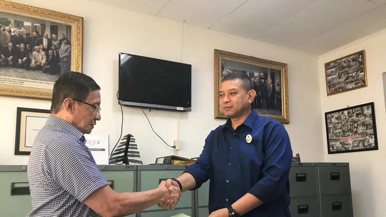 Penyerahan SK Kepala konsentrasi periklanan yang baru oleh Dekan (kanan) kepada H. AM. Adhy Tristanto, SE (kiri)