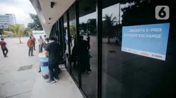 Pemberitahuan lokasi penukaran tiket elektronik (e-ticket) lomba balap mobil listrik Formula E dengan tiket fisik terpasang di Taman Ismail Marzuki, Cikini, Jakarta Pusat, Kamis (2/6/2022). Pihak Organizing Committee (OC) Jakarta E-Prix menyiapkan tiga lokasi penukaran tiket elektronik pada 1-3 Juni 2022 di Thamrin City, Taman Ismail Marzuki, dan Velodrome Rawamangun. (Liputan6.com/Faizal Fanani)