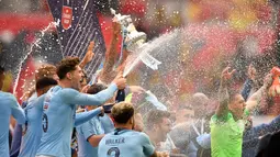 Para pemain Manchester City berpesta saat menjuarai Piala FA 2018/2019 di Stadion Wembley, London, Inggris, Sabtu (18/5/2019). The Citizens menjuarai Piala FA 2018/2019 usai mengalahkan Watford dengan skor 6-0. (REUTERS/Toby Melville)