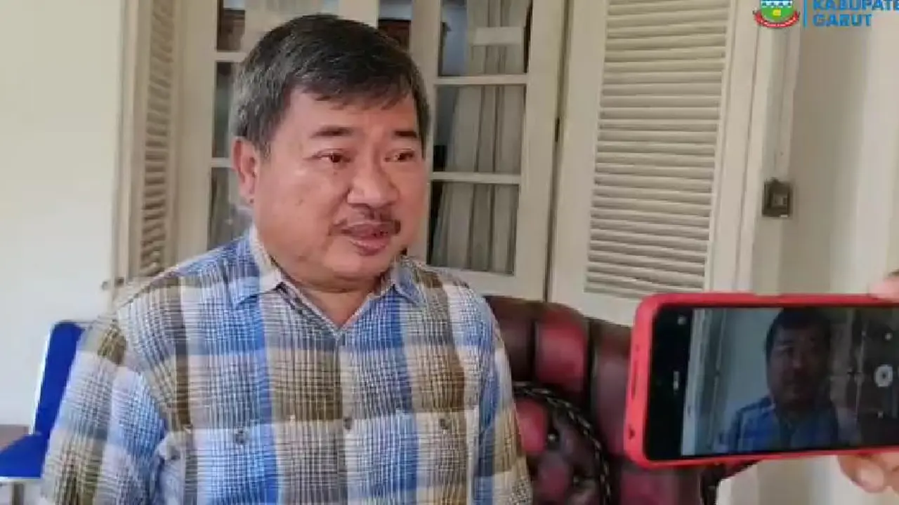 Bupati Garut Rudy Gunawan mengizinkan Aparatur Sipil Negara (ASN) di lingkungan Pemda Garut, menggunakan kendaraan dinas saat pelaksanaan cuti idul fitri 1443 H. (Liputan6.com/Jayadi Supriadin)