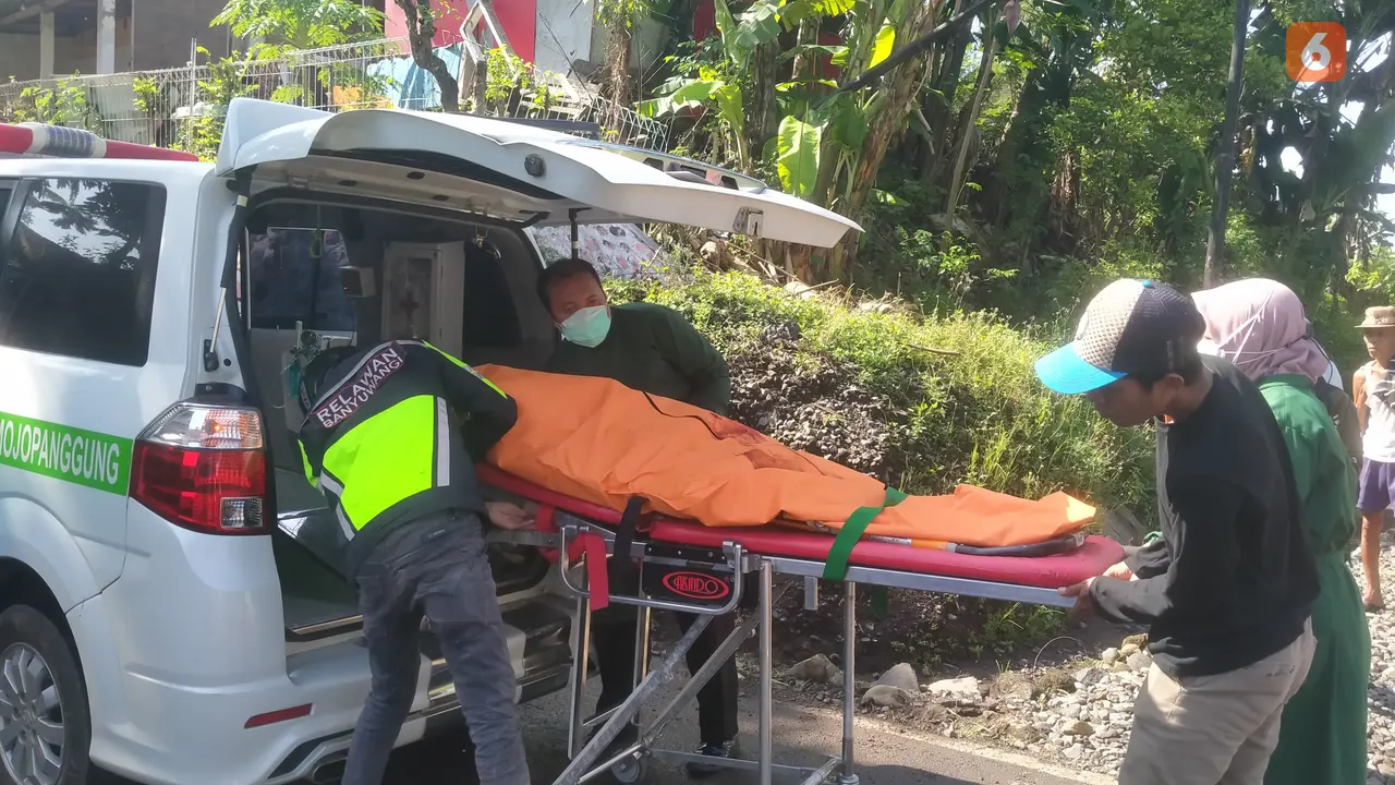 Jenazah Jayani korban tertabrak Kereta Api Sritanjung dievakuasi ke RSUD  Blamabangan Banyuwangi (Hermawan Arifianto/Liputan6.com)