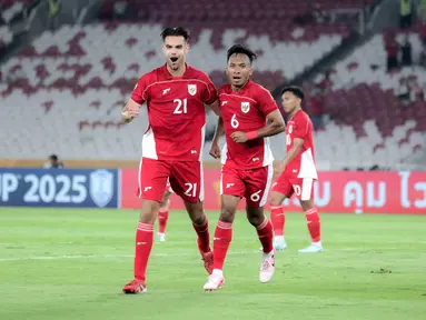 Pemain Timnas Indonesia U-23, Jens Raven (kiri) melakukan selebrasi bersama Robi Darwis setelah mencetak gol ke Brunei dalam laga Grup A Piala AFF U-23 2025 di Stadion Utama Gelora Bung Karno (SUGBK), Senayan, Jakarta, Selasa (15/07/2025). (Bola.com/Abdul Aziz)