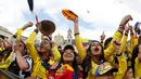 Bolivar Square, Bogota, (28/6/2014) bergemuruh ketika Warga Kolombia bersorak saat James Rodriguez mencetak gol kedua dan memastikan kemenangan atas Uruguay 2-0 di Stadion Maracana, Rio de Janeiro, (29/6/2014). (REUTERS/John Vizcaino)