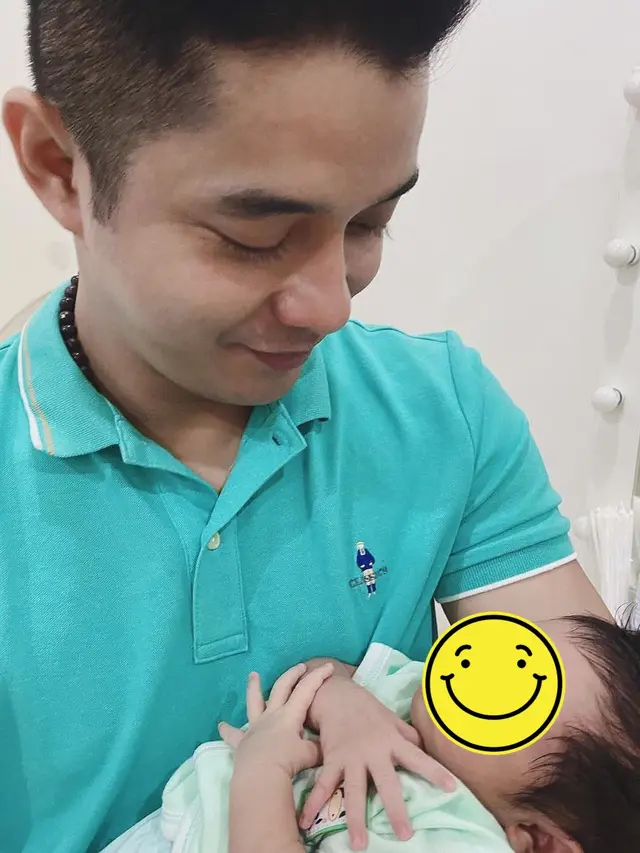 Momen Adly Fairuz Asuh Baby Ardashir. (Sumber:  Instagram/adlyfayruz)