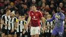 Pemain Manchester United, Harry Maguire berkomunikasi dengan rekan setimnya saat kebobolan dari Newcastle pada laga lanjutan Liga Inggris 2024/2025 yang berlangsung di Old Trafford, Manchester, Inggris, Selasa (31/12/2024) WIB. (AP Photo/Dave Thompson)