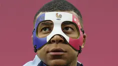 Penyerang Prancis Kylian Mbappe memberi isyarat saat mengenakan masker pada sesi Latihan di Leipzig, Jerman, Kamis (20/6/2024). (AP Photo/Hassan Ammar)