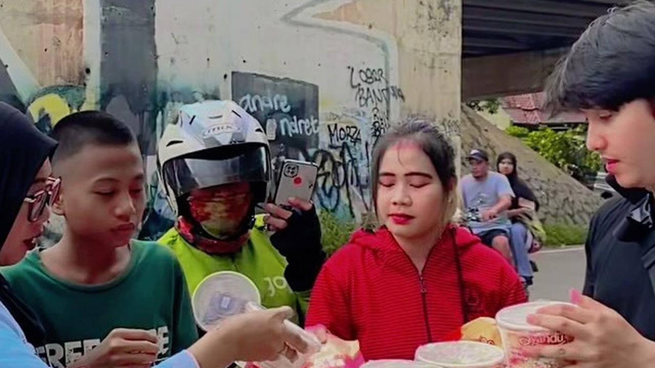 Sepi Job, 6 Potret Kegigihan Aktor Sidik Eduard dan Istrinya Jualan Makanan di Pinggir Jalan Pakai Motor
