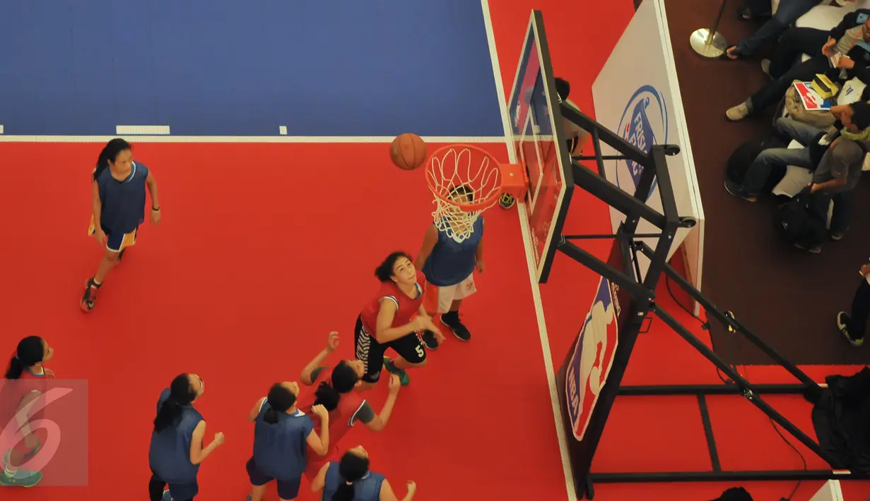 Peserta National Training Camp Jr.NBA Indonesia 2015 mengikuti pelatihan di Jakarta, Minggu (30/8/2015). Kegiatan tersebut untuk mempopulerkan olahraga basket di Indoesia yang merupakan bagian dari Jr.NBA Cares. (Liputan6.com/Herman Zakharia)