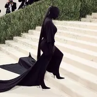 Rambut Ponytail sepanjang 190 cm yang dikenakan Kim Kardashian di Met Gala ternyata bernilai ratusan juta. (Instagram/kimkardashian).