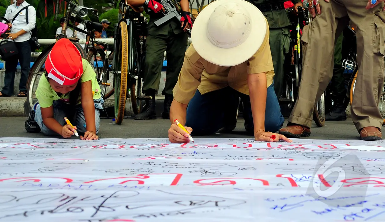 Posko Relawan Pendukung Ahok ramaikan suasana Car Free Day di Bundaran HI, Jakarta, Minggu (15/3/2015). Aksi pengumpulan tanda tangan sebagai bentuk dukungan kepada Gubernur DKI Jakarta memberantas korupsi di DPRD Jakarta. (Liputan6.com/Yoppy Renato)