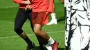 Pemain Paris Saint-Germain (PSG), Neymar (kiri) merangkul Kylian Mbappe (kanan) saat sesi latihan di Paris Barat, Prancis, Senin (17/9). PSG akan menghadapi Liverpool di Liga Champions pada 19 September 2018. (FRANCK FIFE/AFP)