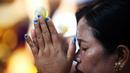 Selama perayaan Hari Raya Kuningan, umat Hindu menghaturkan sesaji dan persembahan atas turunnya kembali Sang Hyang Widhi disertai oleh Dewata atau Pitara, mohon keselamatan dunia dengan segala isinya. (AP Photo/Firdia Lisnawati)