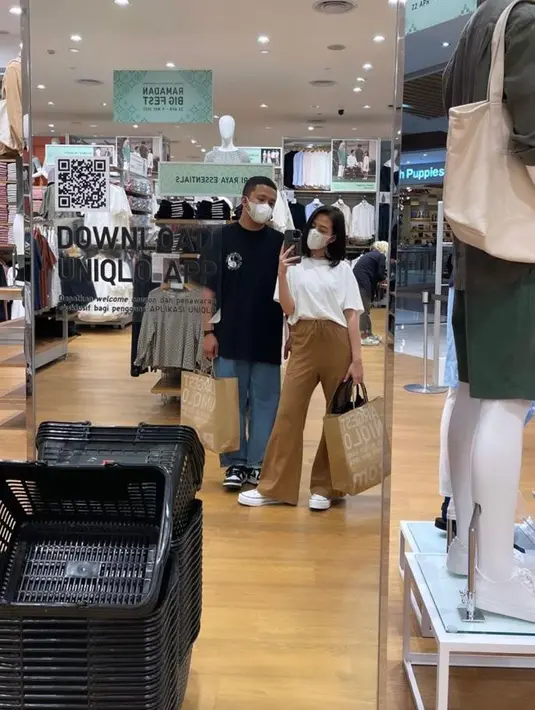 <p>Belanja bareng, pasangan ini kompak pakai t-shirt. Kakang memadukan t-shirt hitam dan celana jeans. Sementara Zara memadukan t-shirt dan celana cutbray warna cokelat. (Instagram/zaraadhsty).</p>