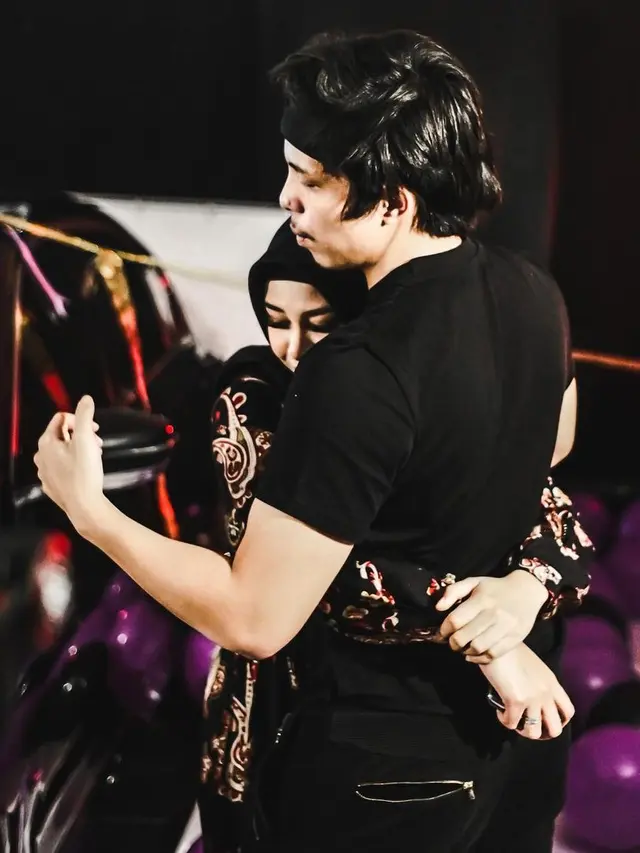 [Fimela] Dapat Kado Mobil Mewah, Ini 7 Momen Ulang Tahun ke-23 Aurel Hermansyah