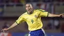 Bintang Brasil, Ronaldo, pernah terlibat skandal seks pada tahun 2008. Mantan bintang Real Madrid itu membawa tiga orang pekerja seks ke kamar hotel, namun ternyata ketiganya adalah waria. (AFP/Pedro Ugarte)