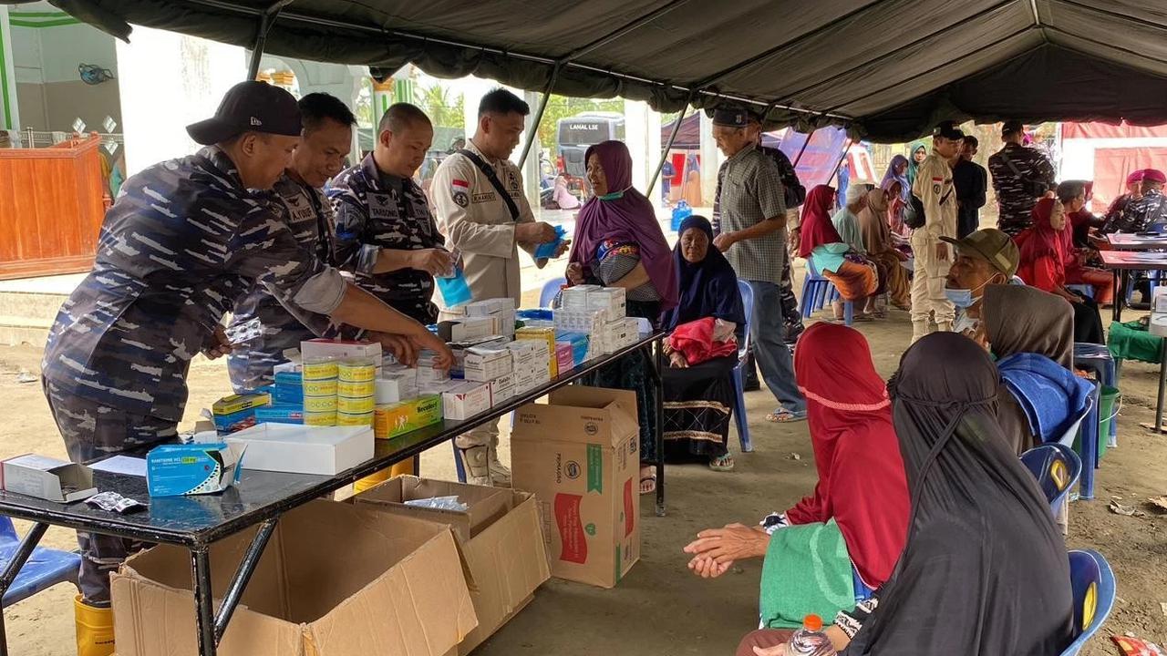 FOTO: TNI Angkatan Laut Gelar Pengobatan Warga dan Pembersihan Lingkungan di Aceh
