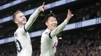 Pemain Tottenham Hotspur, Son Heung-min dan James Maddison merayakan gol ke gawang Fulham pada laga Liga Inggris di Stadion Tottenham Hotspur, Selasa (24/10/2023). (AP Photo/Kin Cheung)