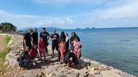 Para wisatawan dari Kota Palembang Sumsel saat menikmati indahnya bentangan alam di tepi Pantai Canti Rajabasa Lampung Selatan (Liputan6.com / Nefri Inge)