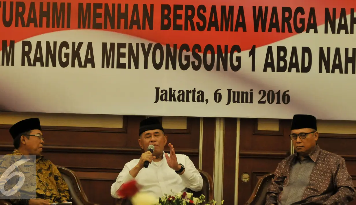 Menteri Pertahanan (Menhan) Ryamizard Ryacudu (tengah) menghadiri silaturahmi bersama warga Nahdlatul Ulama (NU) di Kementerian Pertahanan, Jakarta, Senin (6/6). Acara tersebut dalam rangka menyongsong 1 Abad Nahdlatul Ulama.(Liputan6.com/Johan Tallo)