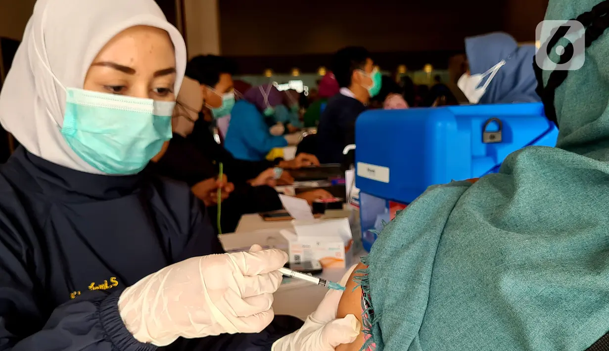 Paramedis melakukan penyuntikan vaksin Covid-19 kepada guru saat kegiataan vaksinasi massal untuk tenaga pendidik di Teraskota Mall. Tangerang Selatan, Banten, Rabu (28/04/2021). Lebih dari 3000 teanga pengajar ditargetkan mendapatkan vaksinasi. (merdeka.com/Arie Basuki)